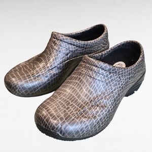 Anywear Exact Slip Resistant Clogs Size Women 8 Men 6
